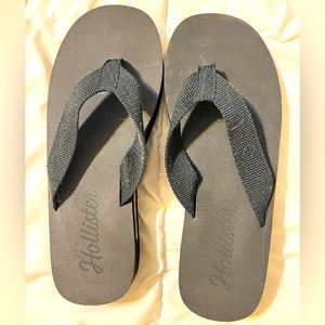 New - Hollister black women’s flip-flops (large 9/10)